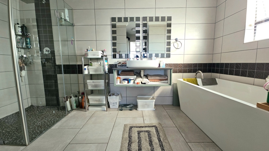5 Bedroom Property for Sale in Sandy Point Beach Estate Western Cape